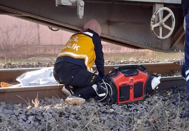 Trenin çarptığı öğrenci hayatını kaybetti
