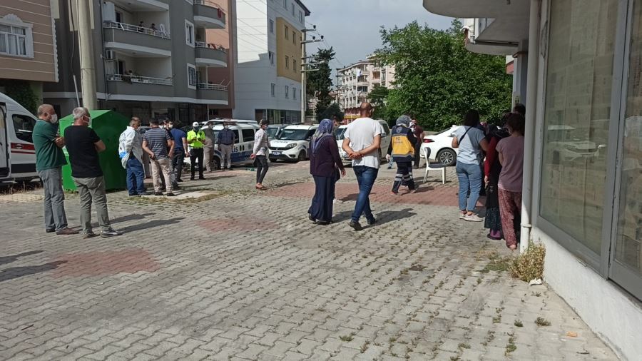 APARTMANIN HAVALANDIRMA BOŞLUĞUNA DÜŞÜN KİŞİ ÖLDÜ