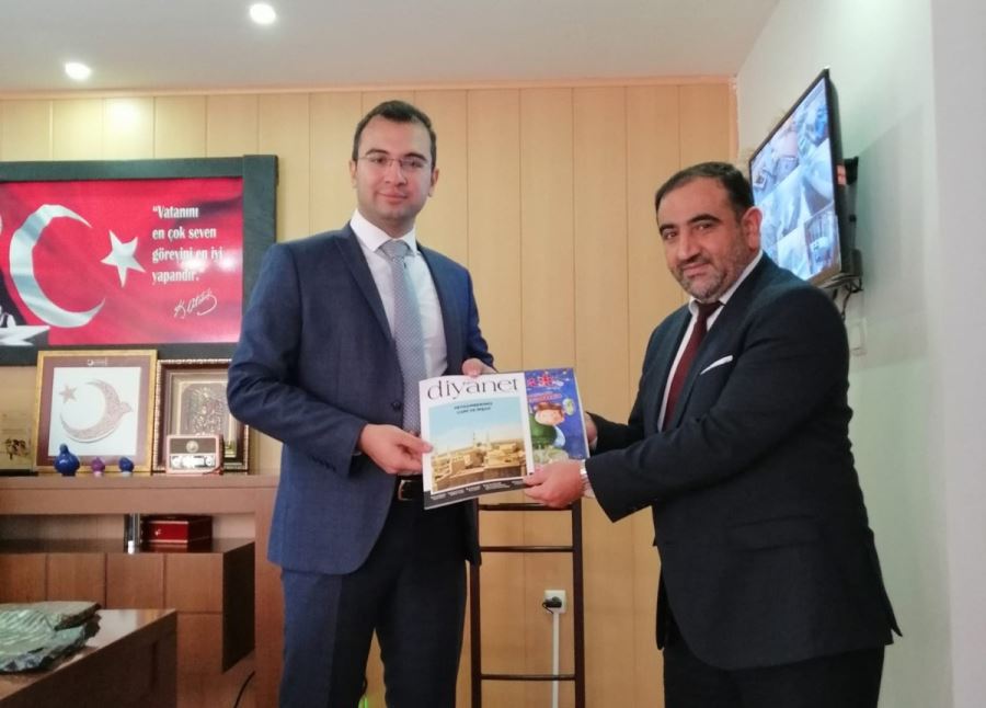 İlçe Müftüsü, Kaymakam Taşkıran’a diyanet dergisi hediye etti