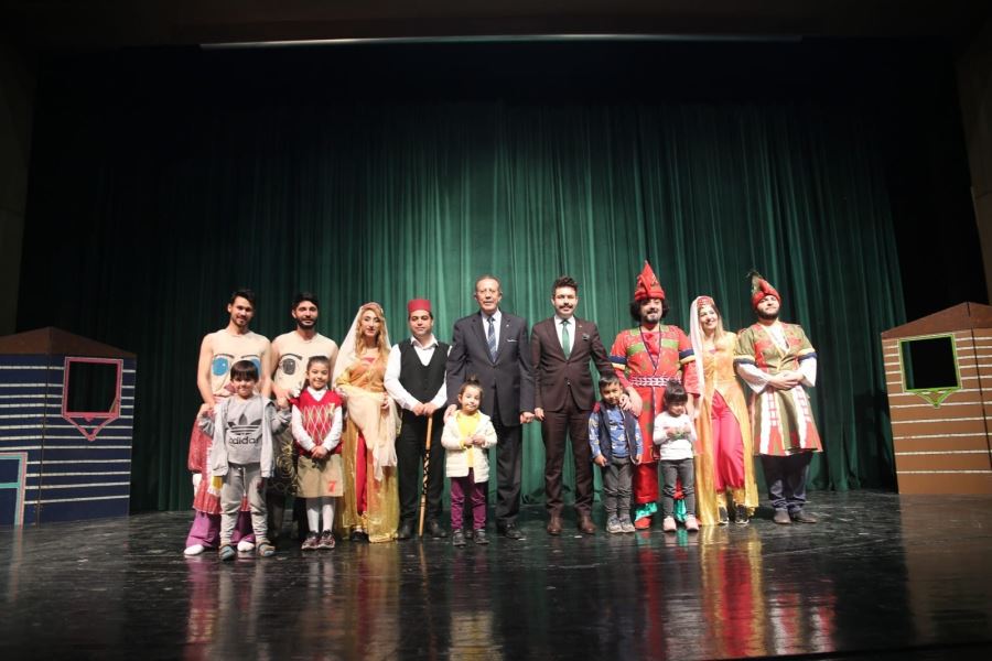 Çocuklar, karagöz hacivatla eğlendi