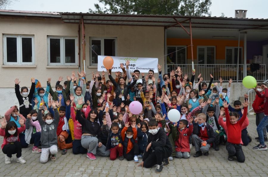 Üniversiteliler baharı, ilkokul öğrencileriyle karşıladı