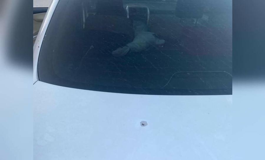 Yorgun mermi aracın bagaj kapağını deldi