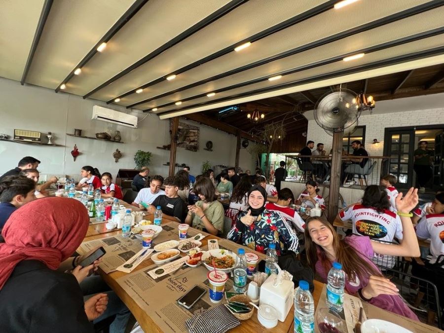 Bozo Dayı, kebap salonunu başarılı sporculara açtı 