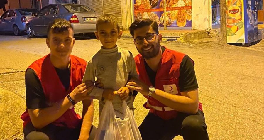 Genç Kızılay üyeleri kırtasiye yardımında bulundu