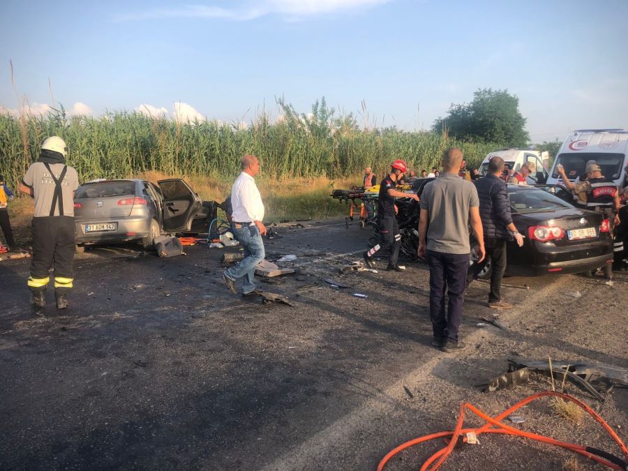 Trafik kazasında 2 kişi öldü, 4 kişi yaralandı