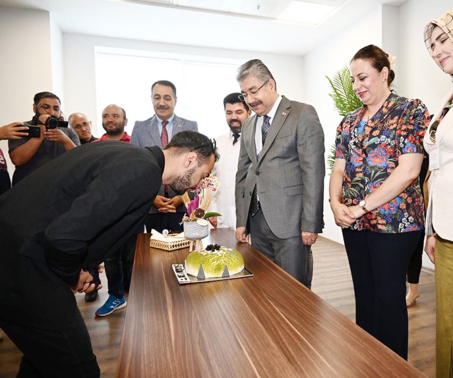 Depremzede gence doğum günü sürprizi yapıldı 