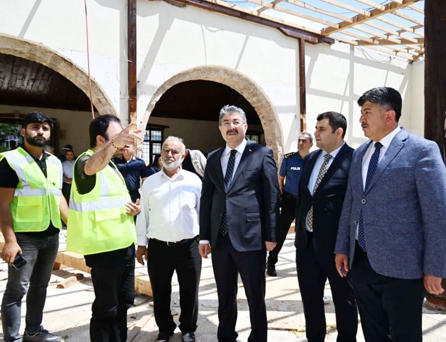 Depremde hasar gören tarihi camide çalışmalar sürüyor