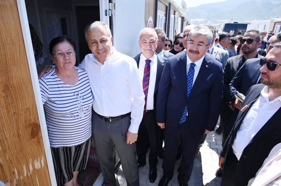 İçişleri Bakanı Yerlikaya, depremzedeleri ziyaret etti