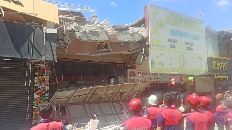 Kendiliğinden çöken bina 3 kişiyi yaraladı 