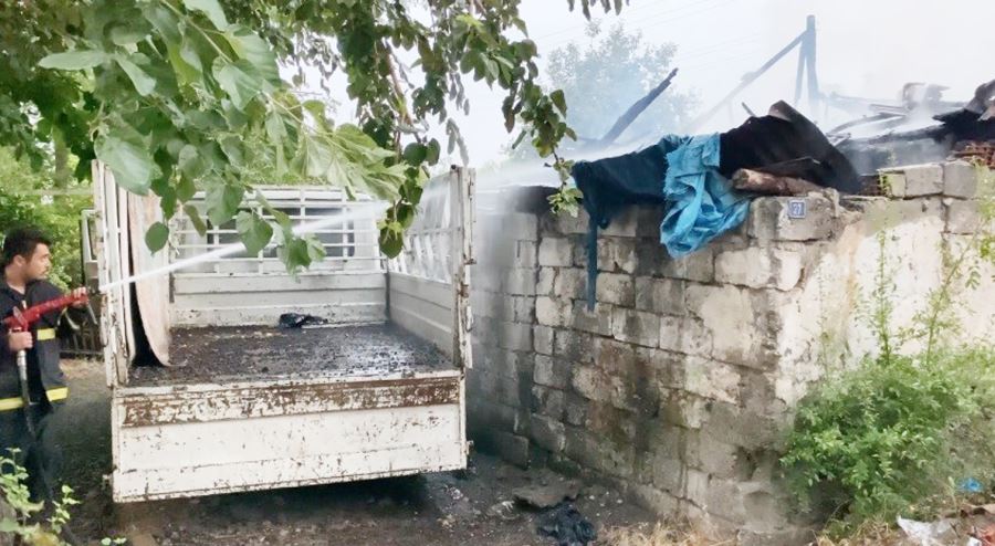 Kerpiç ev, alevlere teslim oldu 