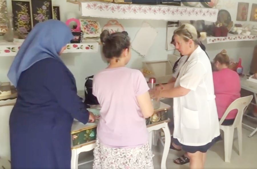 Kursiyerler, tavuk yem kaplarını güzelleştiriyor