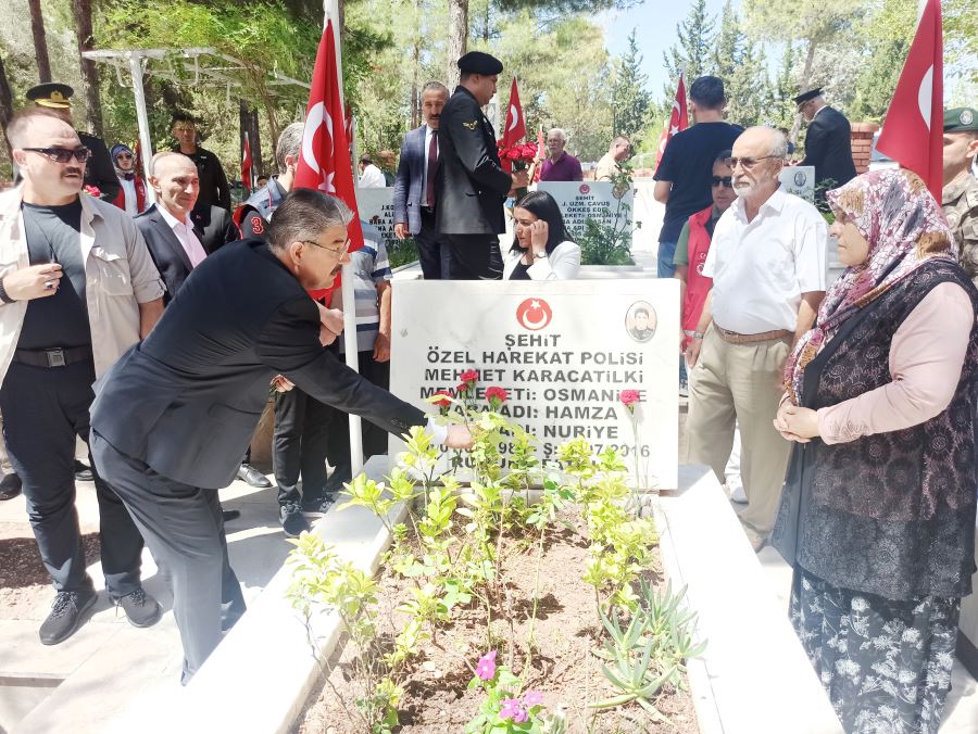 Şehit mezarlarına karanfil bırakıldı 