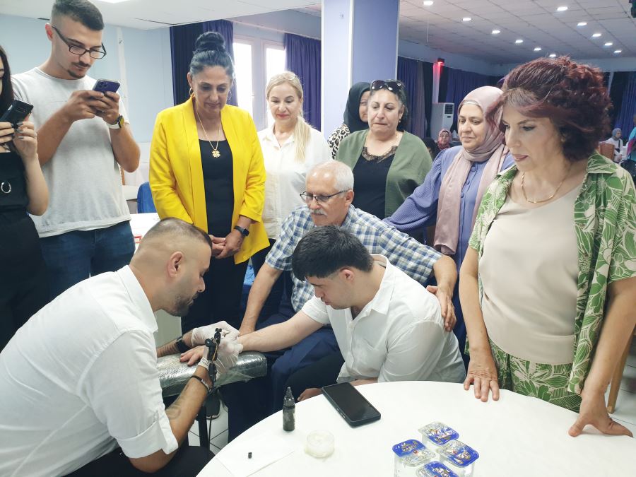 Kadınlar meclisi, proje kapsamında dövme işliyor