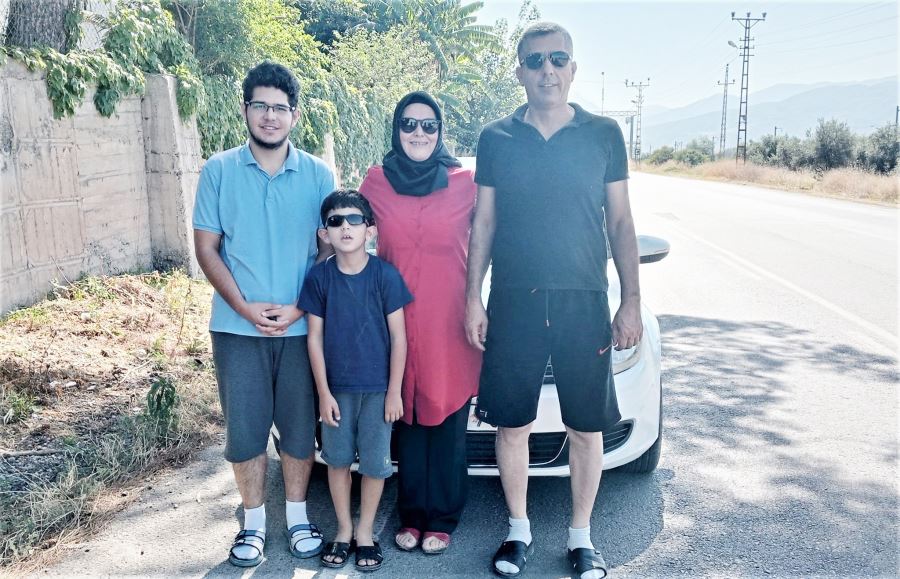 Emniyet şeridinde beklerken tırın çarpması sonucu yaralandılar