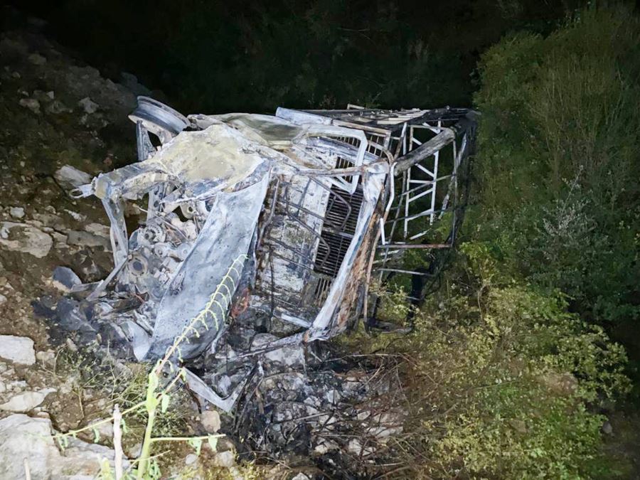 Alev alan pikap, kullanılmaz hale geldi