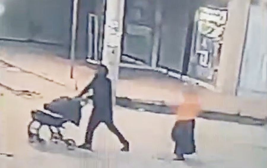 Bebek arabasıyla otomobilden malzeme çaldılar