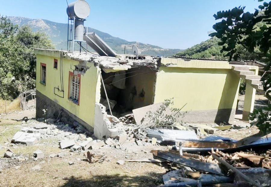 Dağdan kopan dev kaya, eve girdi
