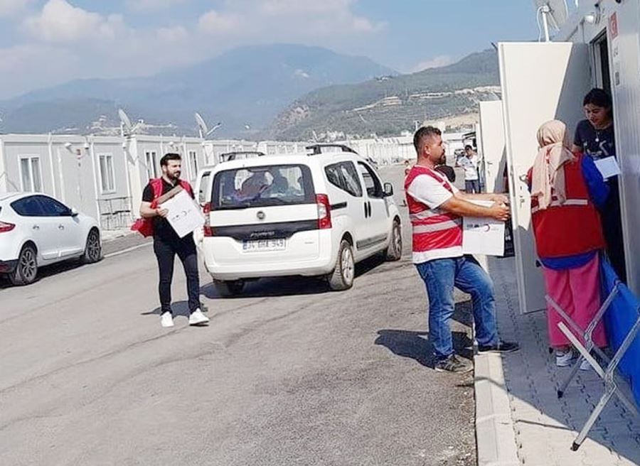 Depremzedelere hijyen seti dağıtıldı 