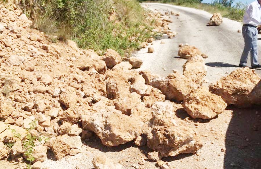 Sumbas – Kozan arası köy yolu depremde kapandı