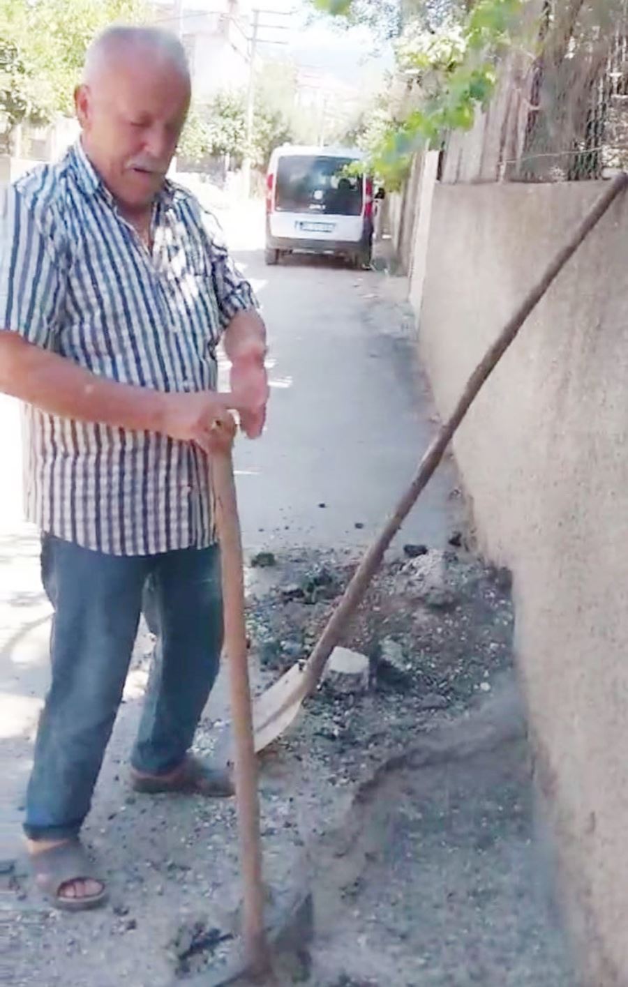 Kanalizasyondan sızan lağım evinin önünde birikiyor