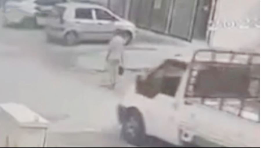 Yolda yürürken, açık kasa minibüsün kapağı çarptı 