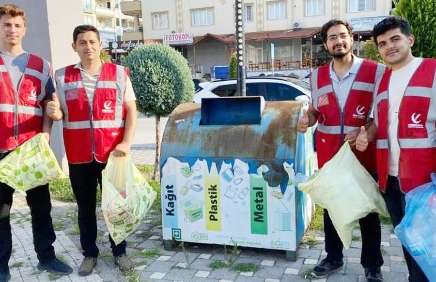 Yeniden Refah Partili Gençleri, plastik atık topladı 