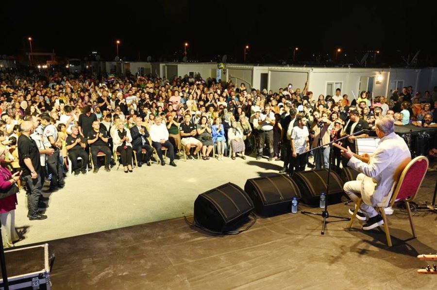 Yavuz Bingöl, depremzedelere konser verdi