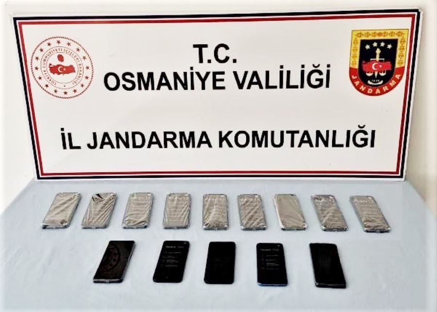 Araçlarında kaçak telefon ele geçirildi 