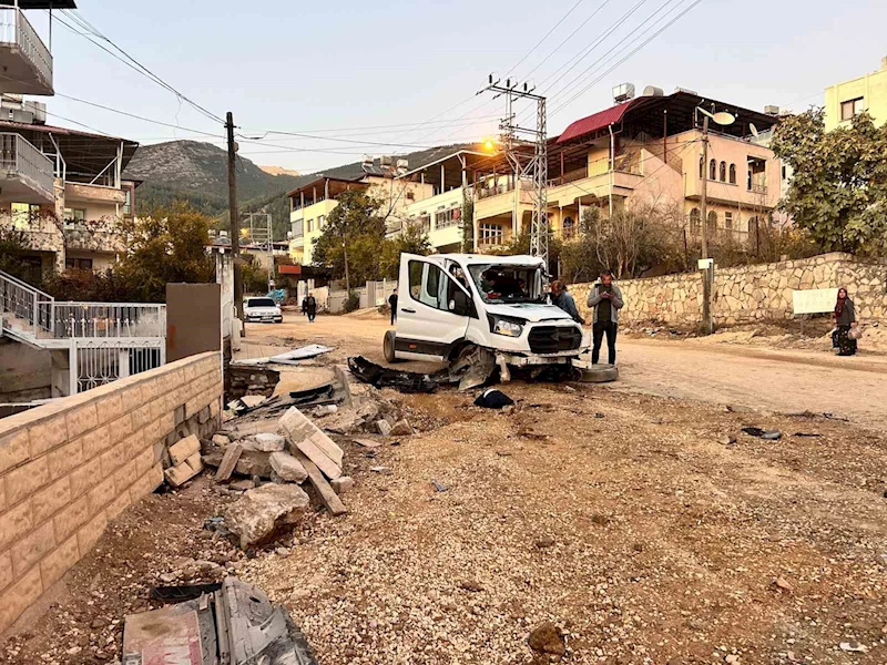 Freni patlayan kamyon 2 aracı biçti, ortalık savaş alanına döndü: 4 yaralı
