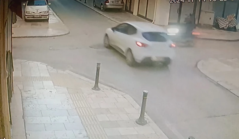 Otomobil ile motosikletin çarpışma anı kamerada: 1 yaralı
