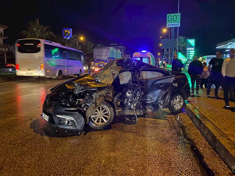 Antalya’da tur otobüsü otomobille çarpıştı: 20 yaşındaki sürücü hayatını kaybetti
