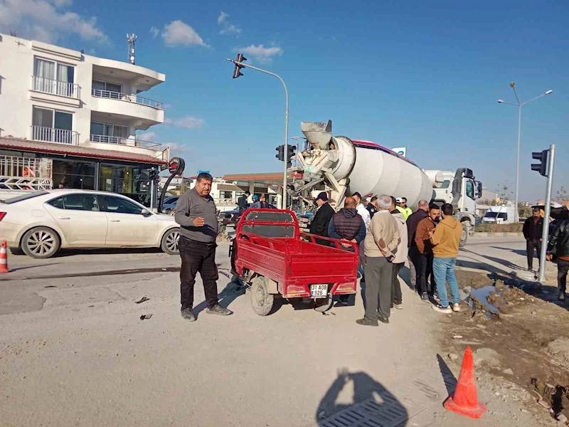 Beton mikseri ile çarpışan motosikletin sürücü öldü
