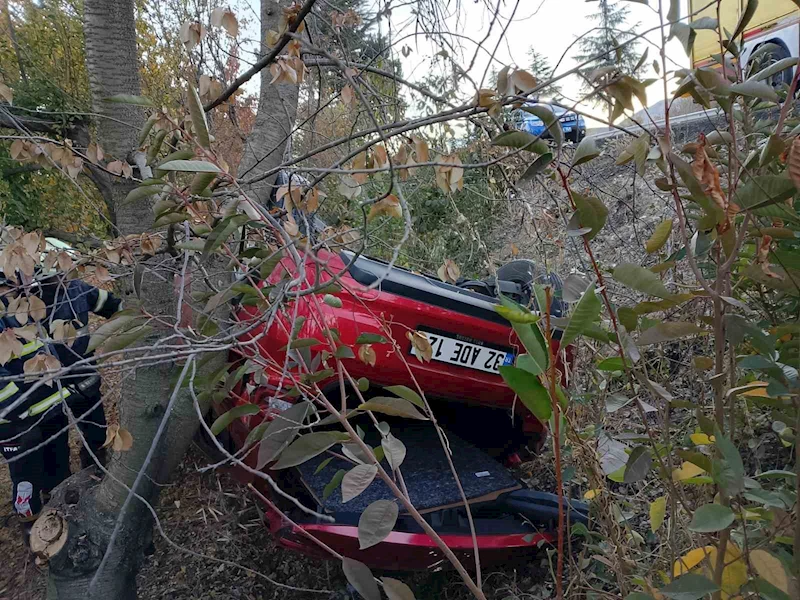 Isparta’da şarampole yuvarlanıp takla atan araçtan yaralanmadan çıktılar
