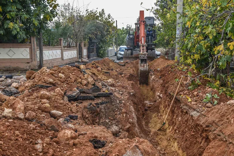 Kanal Mahallesi’nde Büyükşehir içme suyunu, Kepez asfaltı yeniliyor
