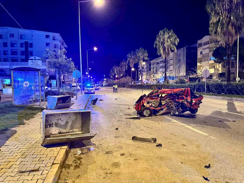 Antalya’da feci kaza: Hurdaya dönen araçtan fırlayan sürücü hayatını kaybetti
