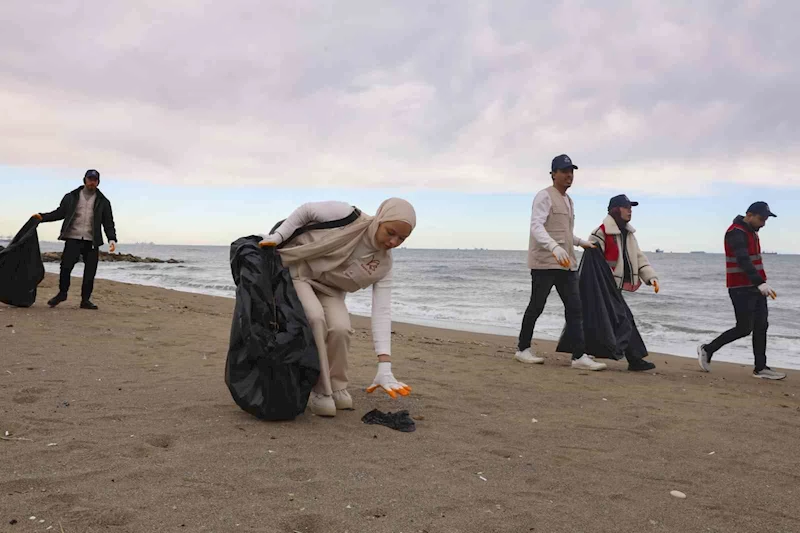 Bilim merkezini gezen gençler, Viranşehir sahilinde temizlik yaptı
