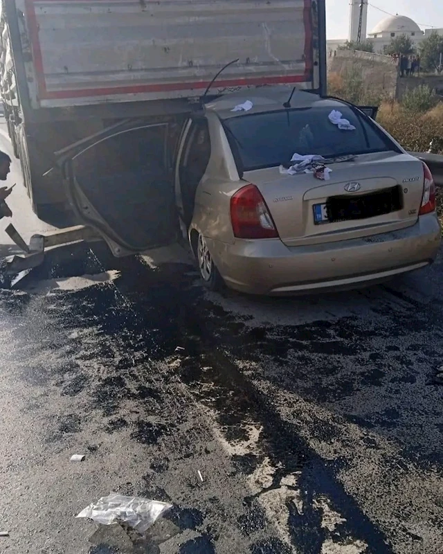 Hatay’da otomobil tırın altına girdi: 2 kişi yaralandı
