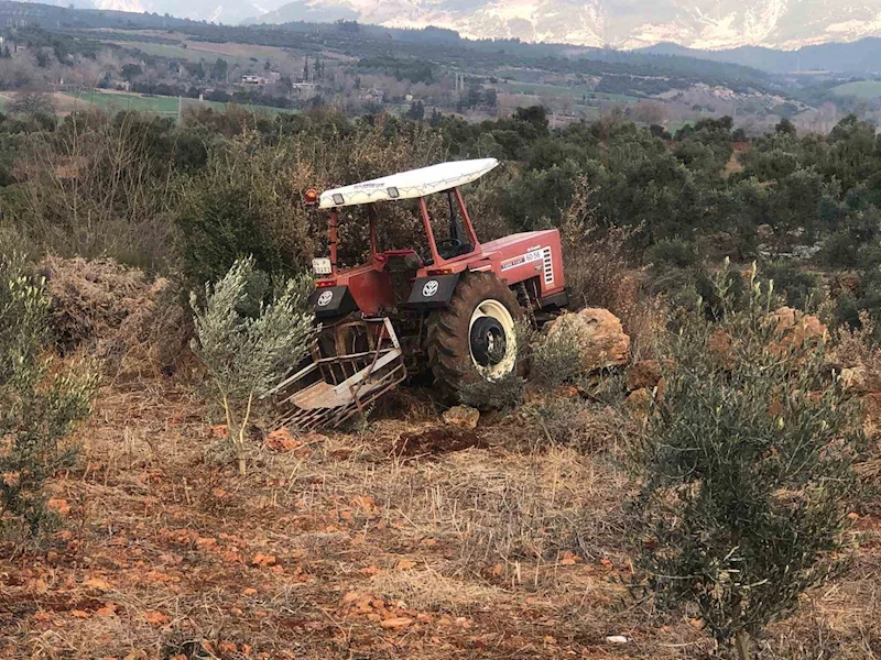 Tarlasında taş temizlerken traktörden düşen çiftçi, traktörün üzerinden geçmesi sonucu yaralandı
