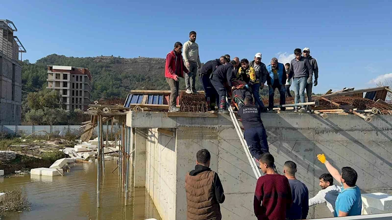 İnşaat halindeki binada kalıplar göçtü: 3 işçi yaralandı
