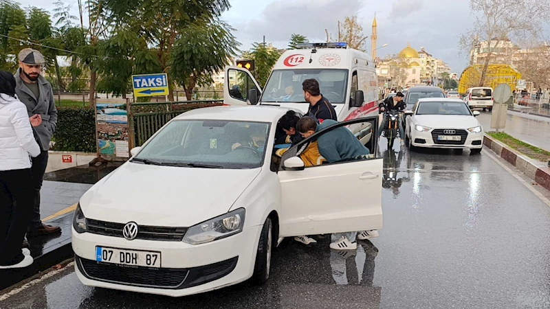 Kaza sonrası şoka giren sürücüyü araçtan kimse indiremedi
