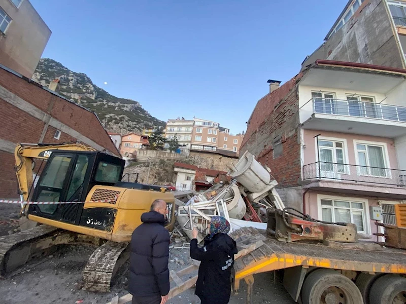 Isparta’da üç katlı bina çöktü, facia kıl payı atlatıldı
