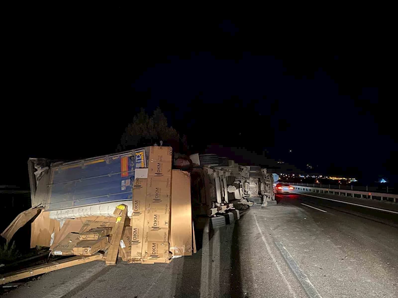 Osmaniye’de devrilen tırda yangın: 1 yaralı
