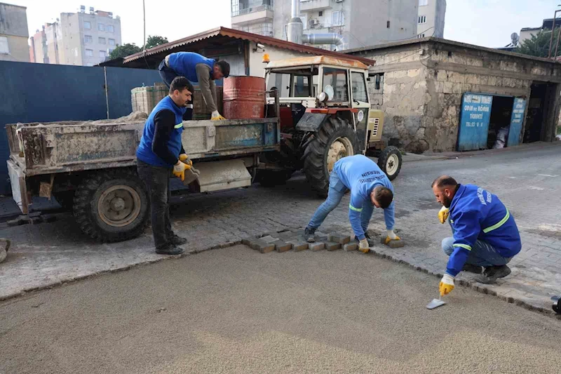 Akdeniz’de yol ve kaldırım yenileme çalışmaları sürüyor
