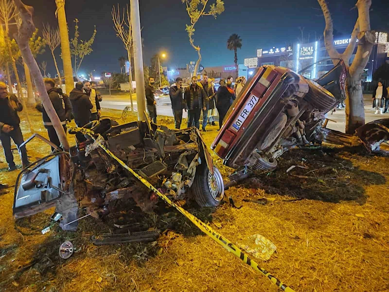 Adana’da ağaçlara çarpan otomobil ikiye ayrıldı: 1 ölü, 2 yaralı
