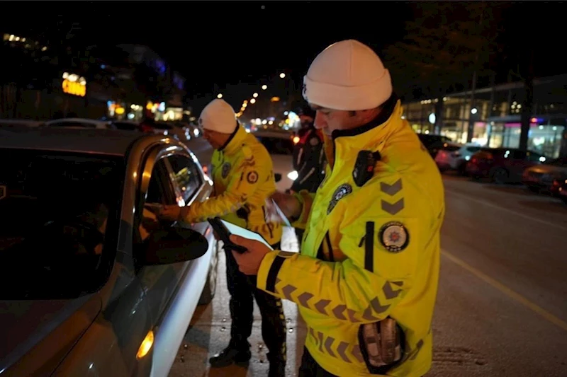 Isparta’da asayiş ve trafik denetimi: 5 araç trafikten men edildi
