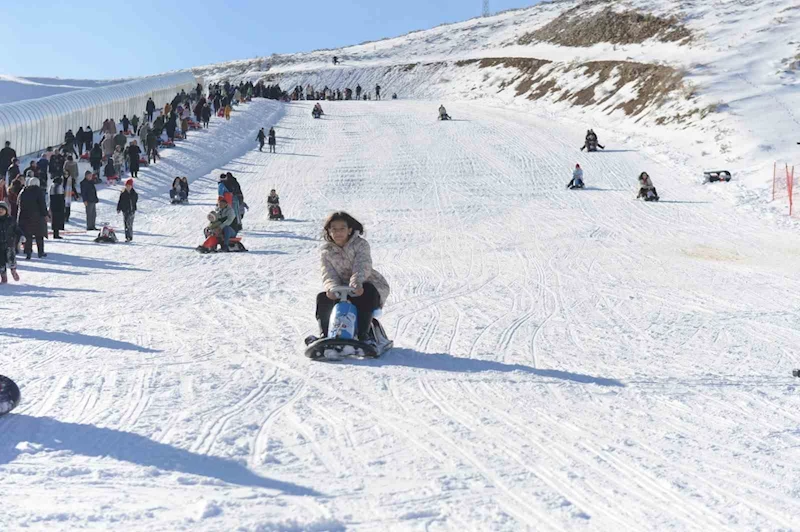 Yedikuyular Kayak Merkezi, hafta sonu 15 bin ziyaretçiyi ağırladı
