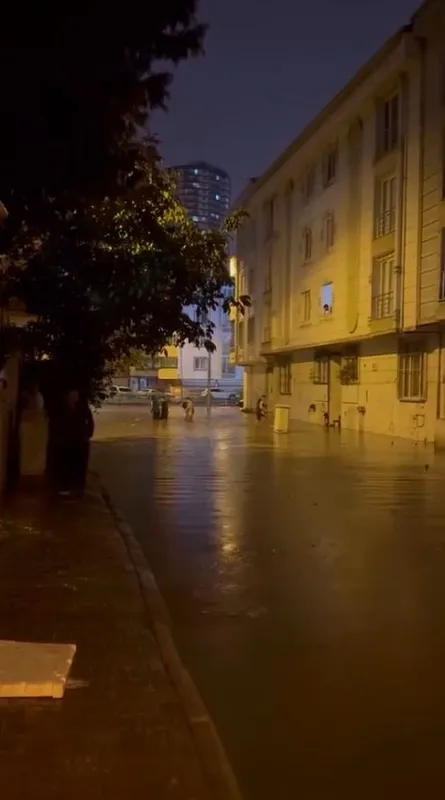 Esenyurt’u sağanak vurdu: Yollar göle döndü, evleri su bastı
