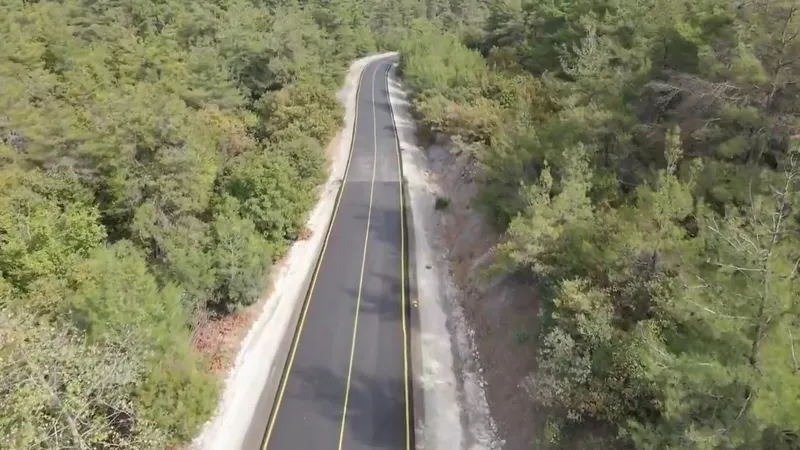 Lapseki’de sıcak asfalt çalışması biten yol trafiğe açıldı
