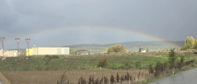 Moymul ovasında gözlenen gökkuşağı büyüledi
