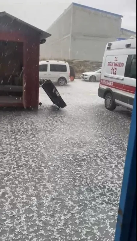 Eskişehir’de dolu yağışı: Sokak saniyeler içinde beyaza büründü
